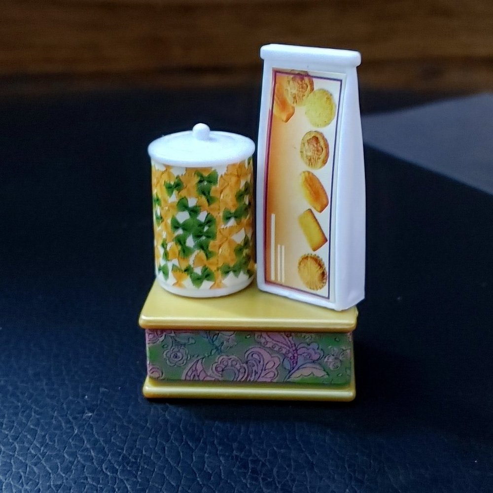 Set of Unbranded Barbie-scale accessories - Serving Carton, Bread Bag, and Jar